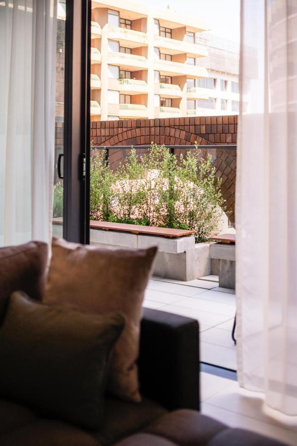 Skye Suites Sydney Sidney Exterior foto A view of the garden from the living room
